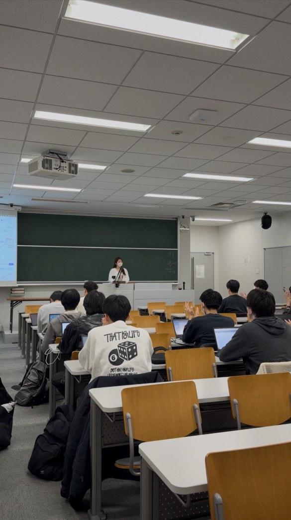 法政大学の教室での特別講義。学生が講義を聞いている様子