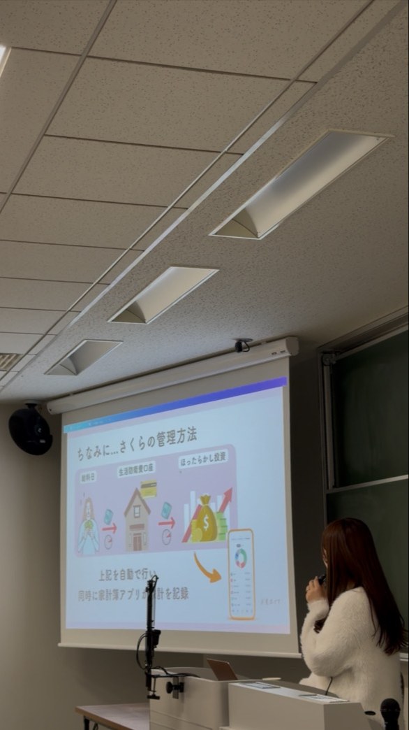 法政大学の特別講義でスライドを使って話すさくら