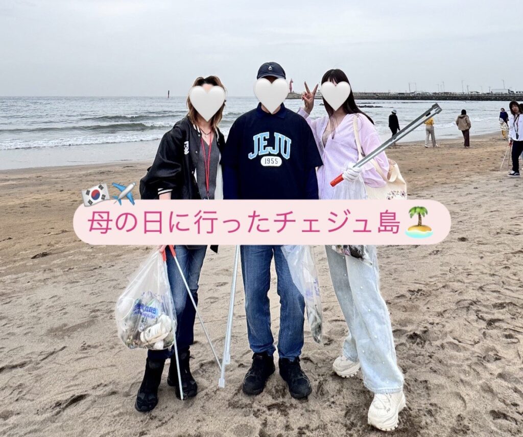 母とチェジュ島の海で